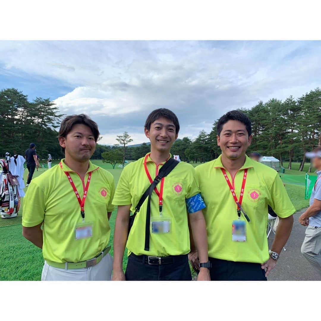フジテレビアナウンサーのインスタグラム：「こんにちは！上中勇樹です！  夏の避暑地、軽井沢を舞台に開催されている、 NEC軽井沢72ゴルフトーナメント  42年ぶりの日本人メジャー女王に輝いた#渋野日向子 プロ、帰国2戦目と注目が集まるこの大会には、 初日から多くのギャラリーが詰めかけています！  渋野プロに加え、今季のトーナメントで活躍を続ける黄金世代の活躍にも注目！！ #フジテレビ では大会2日目、最終日の模様を地上波でお伝えします！ ◯地上波 8/17(土)15:00〜15:55 8/18(日)16:00〜17:25 ◯BSフジ 8/17(土)13:00〜14:55  24:30〜15:25 8/18(日)12:00〜13:30  24:00〜25:25 ○CSフジテレビONE 8/17(土)13:00〜15:00 8/18(日)8:00〜10:30  24:00〜25:30  ぜひご覧ください！！ #ゴルフ #NEC軽井沢72ゴルフトーナメント #フジテレビアナウンサー #竹下陽平 #谷岡慎一 #酒主義久 #上中勇樹」