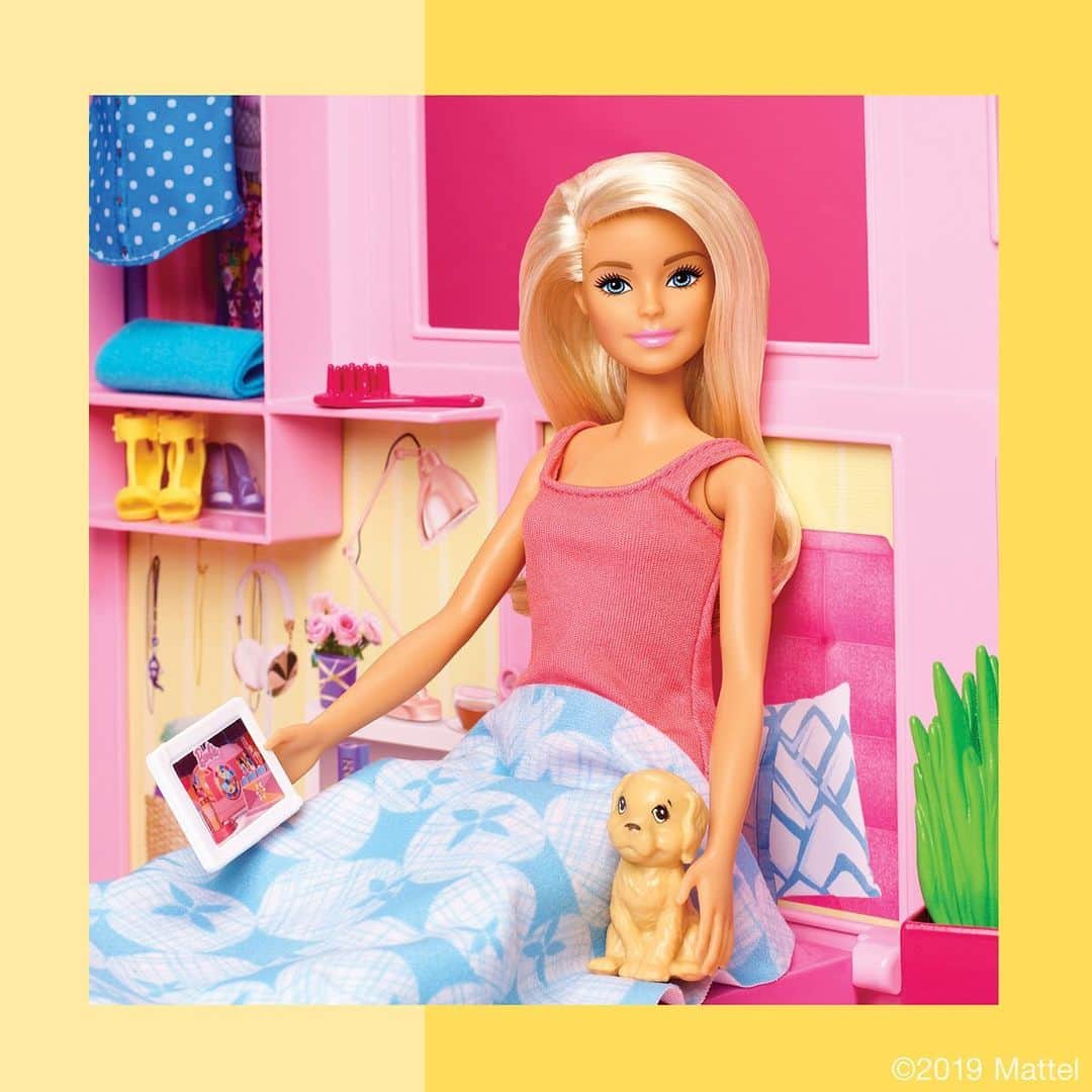 バービーさんのインスタグラム写真 - (バービーInstagram)「Always down for a girl’s night in! 🍿🐶📼 Are you caught up on #Barbie Dreamhouse Adventures?」8月17日 9時59分 - barbie