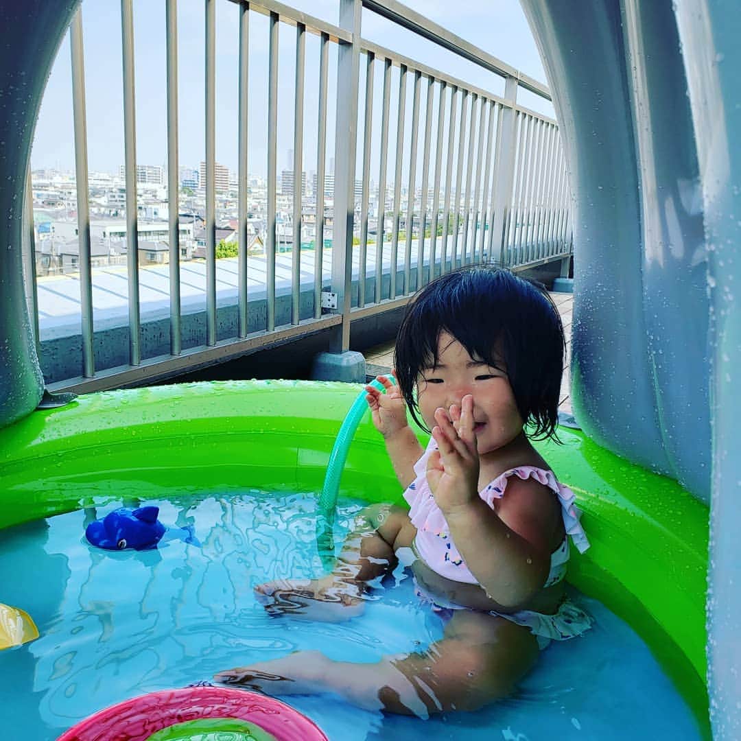 永里亜紗乃のインスタグラム：「やっと晴れた〜🌞 #プール #こどものいる暮らし #1歳児 #水着のサイズ #3歳 #間違えた」