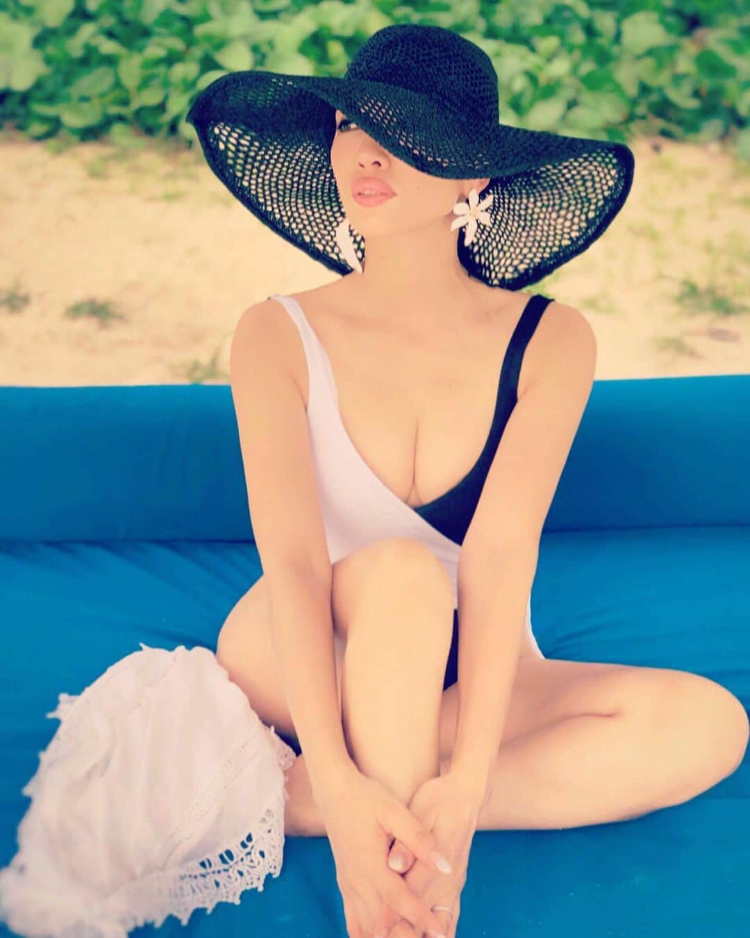 アンミカさんのインスタグラム写真 - (アンミカInstagram)「@calzedonia のモノトーンのワンピ水着に、ZARAの葉と花のピアス、H&Mの帽子で1万以下のプチプラ大人のバカンスコーデ✨ 。 #白い羽織りはTOPSHOPのもの #プチプラビーチコーデでもモノトーンだと大人に #久々のワンピは少しハイレグで昭和の香り笑 #撮影が趣味の旦那様がいつも綺麗に撮影してくれて  #実は少し坂になってる道だから脚長に見える@theodoremillertokyo 感謝😍 @calzedonia @hm @zara @topshop  #vacation #diet #fashion #私服 #バカンスコーデ」8月17日 9時53分 - ahnmikaofficial