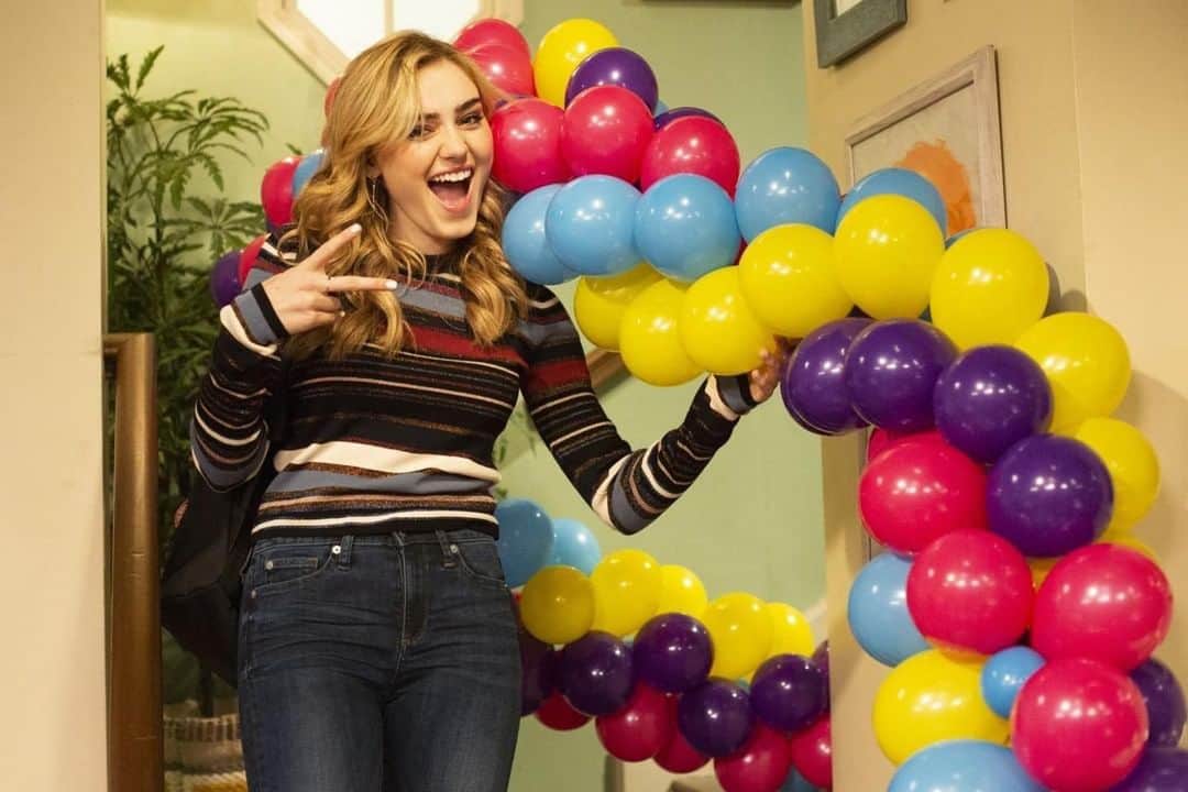 アメリカン・ブロードキャスティング・カンパニーのインスタグラム：「How every Friday will be this fall with @americanhousewifeabc!」