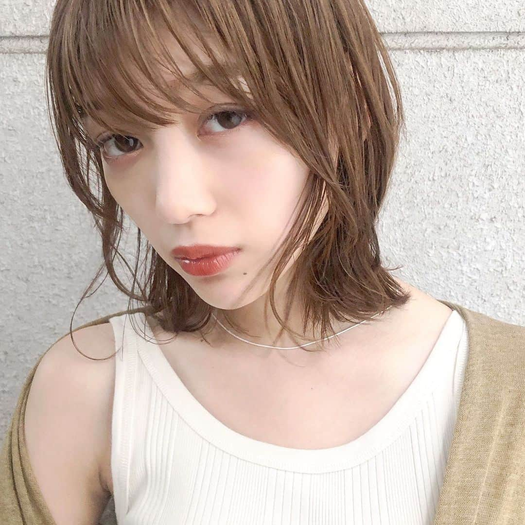 HAIRさんのインスタグラム写真 - (HAIRInstagram)「"小顔ヘアにするなら？" 毎週金曜日は、HAIR編集部が厳選したお悩み解決スタイルをお届けします💛 小顔効果満点♪おすすめスタイルをご紹介！ 「なりたいワタシ」を叶えてくれるスタイリストは必ずいるっ✨ . ------------------------------------------------ Styling by「金崎瑚能美」 @kanasakikonomi . 🌼TONI&GUYjapan 広尾🌼. 東京都渋谷区広尾5-5-1 広尾いがらしビル2F ☎03-5475-3937 定休日：火曜日・水曜日 営業時間： 平日11:00〜21:00/土日・祝10:00〜19:00 ✂メニュー✂. カット6,500円〜/カラー 7,100円〜/パーマ8,110円〜 ・ ✂ひとこと✂. ボブ & ミディアム ヘアを主に 担当させて頂いています ☺︎ 大人可愛い,柔らかい優しい印象に！ ------------------------------------------------ ☑もっと!このスタイリストの他の写真を見たい人は、 ストーリーをチェック✨ ------------------------------------------------ #広尾ヘアサロン #広尾美容室 #小顔カット #ボブヘア #ボブ #ボブカット #ショートボブ #ボブヘアー #ヘアスタイル #ヘアカタログ #ヘアカラー #ヘアスタイリング #髪型 #美容室 #髮型屋 #髮型設計 #发型 #短髮 #日系髮型 #女生髮型 #女生短髮 #bob #염색 #헤어 #보브컷 #ทรงผม #haircolor #hairstyle #hair #instagood」8月17日 9時57分 - hair.cm