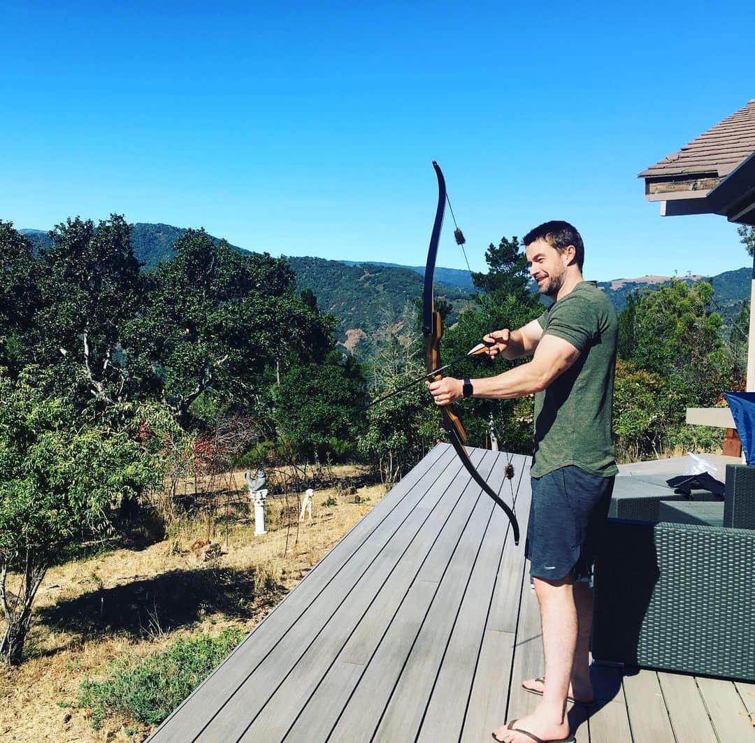 ロバート・バックリーのインスタグラム：「Pale legs, webbed toes, can’t miss.」
