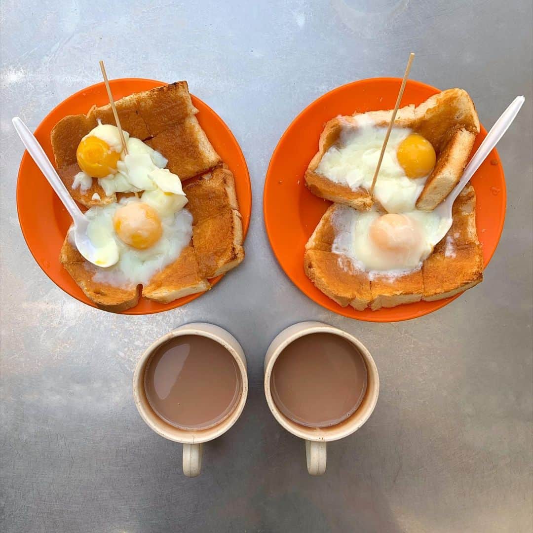 Symmetry Breakfastのインスタグラム：「Good morning Penang! 🇲🇾We are in Georgetown for 24 hours 😢 But do not worry, last night we hit up not one, not two but three markets (unfortunately you can’t do it all, even if you’re a local!)🙋🏻‍♀️Out the door this morning too to Toh Soon Cafe 多春茶座 for the toast with eggs, some kaya and a hot cup of Milo! Tonight we fly to Kuala Lumpur for our last night before heading back to Shanghai ✈️ #symmetrybreakfast」