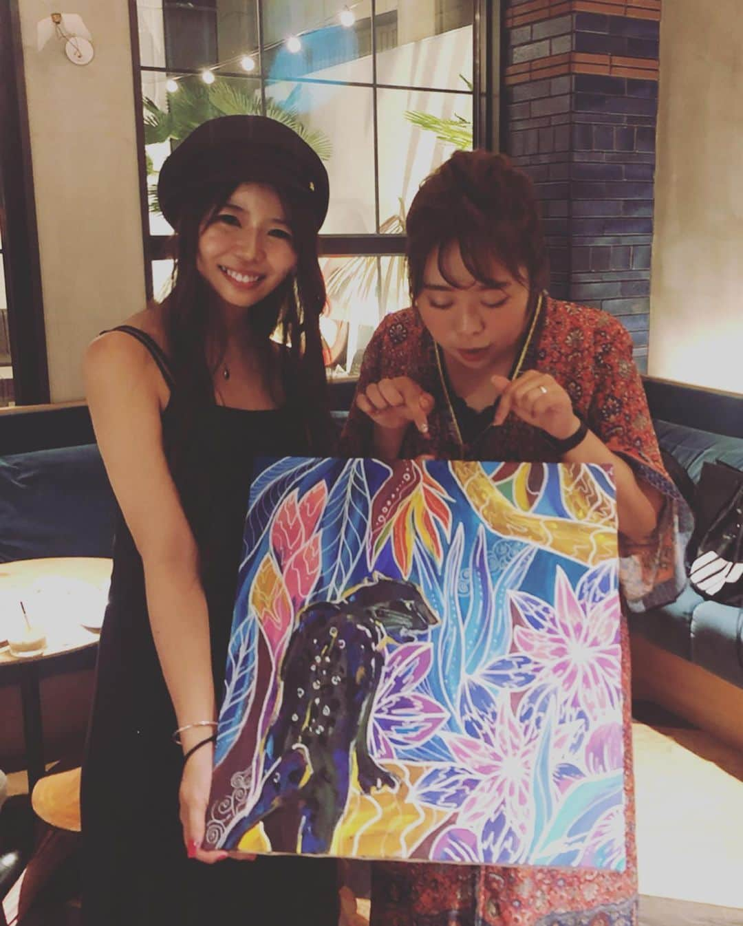 橋本実花さんのインスタグラム写真 - (橋本実花Instagram)「先日、 @hotelsheosaka で 橋本実花×hotel she osaka, の レセプションパーティーを開催しました♡ . . "クリエイターの集い" というのをテーマに 私の大好きな友達に 私の自慢の友達を紹介しよう！ という企画でした🥰✨ . . 大手企業に勤めながらも いろんなことに挑戦してる人 フリーランスで活動するクリエイター 国際的で行動力のある友人や YouTuberやmusicianやアスリート NASAと関わって地球の未来のために宇宙開発してる人  などなど、 私の周りには本当に 凄い人達がたくさん居てる☺️✨💕 .  そして、こうやって声をかけたら 台風の中でも応援しに来てくれる 凄いだけじゃなく優しいみんなが大好きです♡♡ . . そんな素敵なみんなを みんなに紹介できて良かった☺️ 機会を場所を提供してくださった hotel sheさんに感謝です！！ . 声をかけたけど来られなかった方も数名居て残念、、🥺 またこんな機会が作れたらいいな☺️ . . そして チャリティーポストカード！ みんなのおかげで一気に 4〜5千円ほど集まりました🥰❣️ . 金額は全額、動物のために寄付致します♡♡ .  みなさんももし弁天町を通りかかったら hotel sheでカフェをして ついでにチャリティーポストカードに参加してね😇✨ . 金額は決まってないので何円でもokです 10円でもいいよ☺️ . . そしてそしてコラボ Tシャツ！ 8/31までの限定予約受付中です👕 詳細はプロフィール下のアーカイブに残してます😌💕 . . その日は本当に心の優しい クリエイターが集まりました☺️ . みんな私の自慢の人達です♡」8月17日 10時15分 - mika__youtube