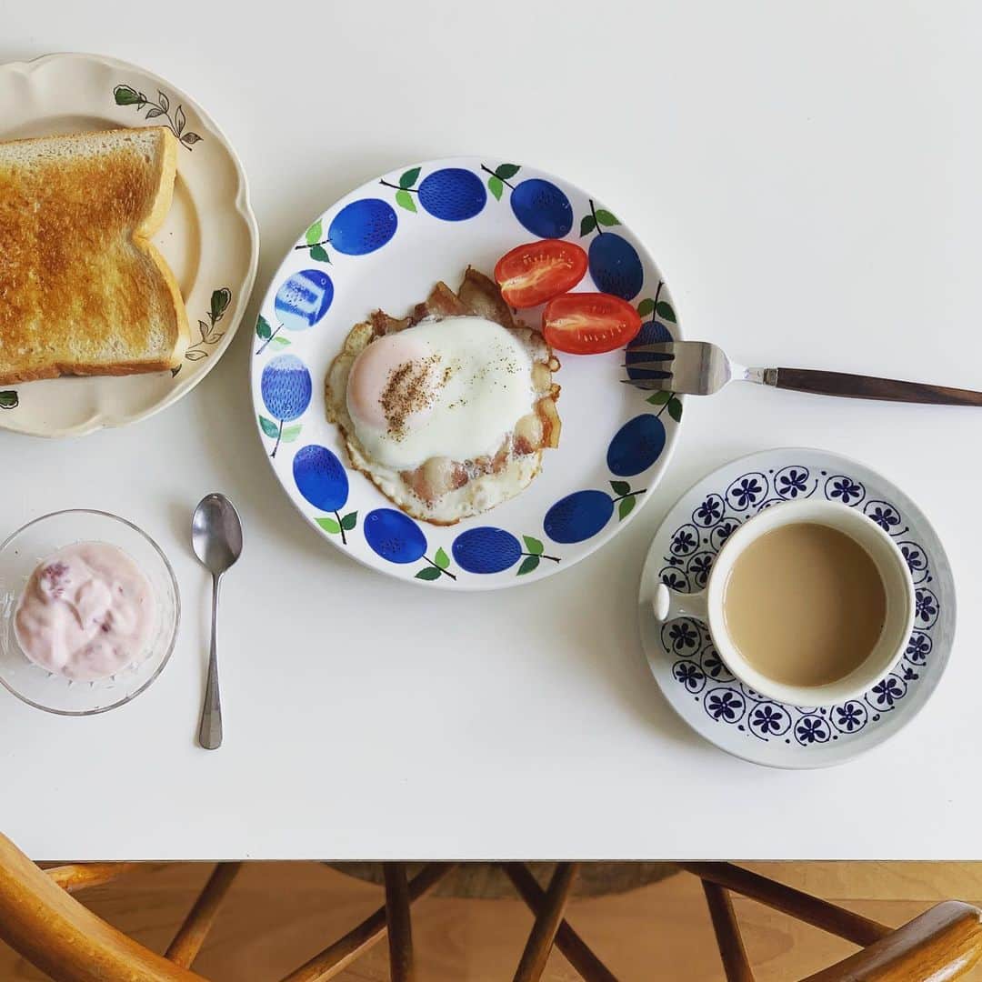 佐藤友子さんのインスタグラム写真 - (佐藤友子Instagram)「おはよう土曜日の朝。大好きな北欧ヴィンテージの食器ばかりを選んで、いつもの朝ごはん。たまには、こんなふうな絵皿ばかりを並べた賑やかさが欲しくなる。 ・ #北欧#北欧ヴィンテージ#グスタフスベリ#プルーヌス#スティグリンドベリ#朝ごはん#北欧暮らしの道具店」8月17日 10時12分 - tomokosato_hokuohkurashi