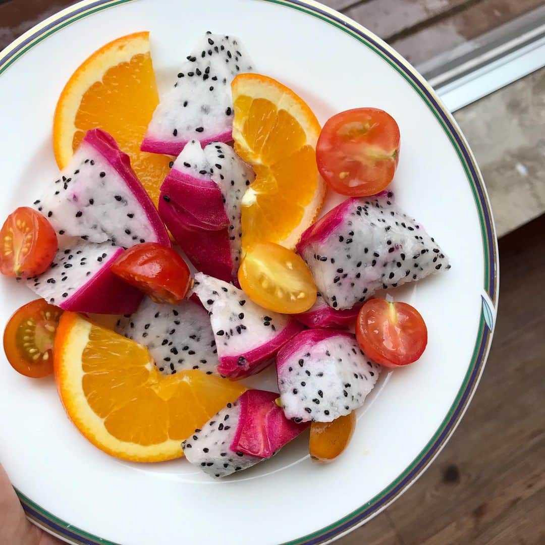 増山敬子さんのインスタグラム写真 - (増山敬子Instagram)「#夏のフルーツ 🍊 夏に絶対取り寄せして食べるものと言えば、 #パッションフルーツ  #ドラゴンフルーツ この2つが大好きなの😘 みんなは食べたことあるかな？ この時期が安くてすっごく嬉しい😭 パッションフルーツはサラダのドレッシングにもいいよ😆👌👌」8月17日 10時20分 - keikomasuyama