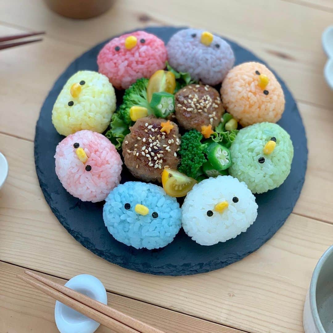maki ogawaさんのインスタグラム写真 - (maki ogawaInstagram)「Rainbow Chick Onigiri Breakfast for my overslept son. He wake up at TEN!!!!😤😤😤 ﻿ Which one do u like? ﻿ ﻿ Using Deco-furi(coloring seasonings for rice) to make those. It has no green and purple,(only has red, blue, yellow, orange and pink) combine blue and red to make purple.﻿ ﻿ #foodstagram #yummy #obento  #bento #bentoexpo #japanesebento #instart #お弁当記録 #クッキングラム #料理好きな人と繋がりたい #おべんとう記録 #おべんとう作り楽しもう部 #お弁当 #bentomaker #bentolover #おべんたぐらむ #ママリクッキング #息子弁当 #高校生弁当 #弁当 #便當 #レシピ #おうちごはん  #私のおいしい写真 ﻿#chick #riceball #おにぎり #kyaraben #makiogawa #ひよこ  http://www.facebook.com/cuteobento﻿ http://cuteobento.blog.jp」8月17日 10時25分 - cuteobento