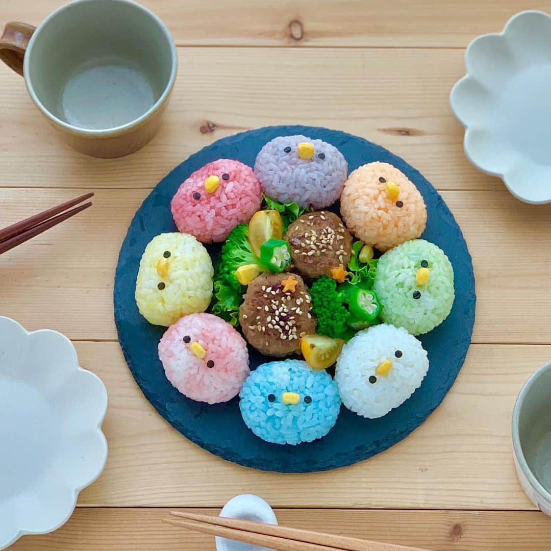 maki ogawaさんのインスタグラム写真 - (maki ogawaInstagram)「Rainbow Chick Onigiri Breakfast for my overslept son. He wake up at TEN!!!!😤😤😤 ﻿ Which one do u like? ﻿ ﻿ Using Deco-furi(coloring seasonings for rice) to make those. It has no green and purple,(only has red, blue, yellow, orange and pink) combine blue and red to make purple.﻿ ﻿ #foodstagram #yummy #obento  #bento #bentoexpo #japanesebento #instart #お弁当記録 #クッキングラム #料理好きな人と繋がりたい #おべんとう記録 #おべんとう作り楽しもう部 #お弁当 #bentomaker #bentolover #おべんたぐらむ #ママリクッキング #息子弁当 #高校生弁当 #弁当 #便當 #レシピ #おうちごはん  #私のおいしい写真 ﻿#chick #riceball #おにぎり #kyaraben #makiogawa #ひよこ  http://www.facebook.com/cuteobento﻿ http://cuteobento.blog.jp」8月17日 10時25分 - cuteobento