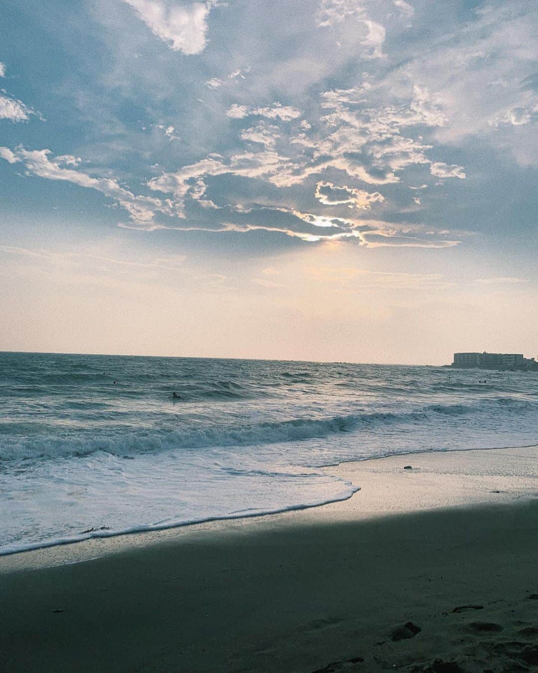 sayocoのインスタグラム：「一色海岸BLUE MOON🌊🌛 ・ のんびり出来て良いところだった🥰 写真撮り忘れたけどタピオカもあって また行きたい〜〜🥤♥️ ・ ・ #葉山#一色海岸#一色海岸bluemoon」