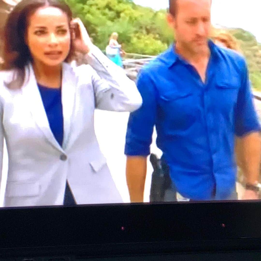 のインスタグラム：「Sitting on a plane and look what’s on TV! Good times :) #hawaii50cbs」