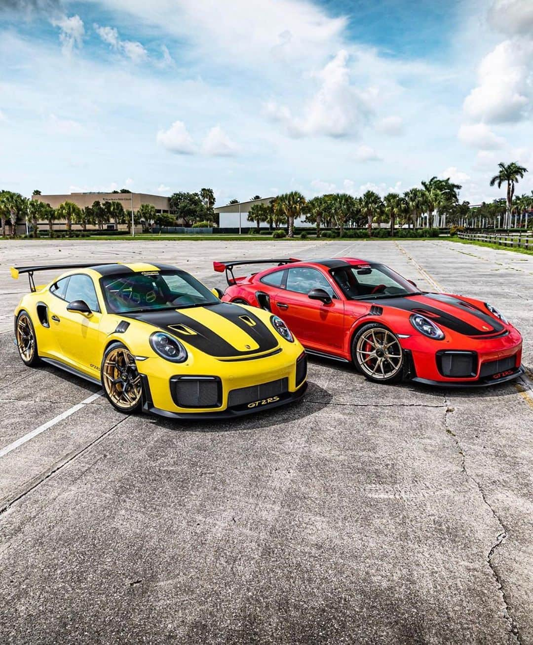 CarsWithoutLimitsさんのインスタグラム写真 - (CarsWithoutLimitsInstagram)「Racing Yellow or Guard Red GT2RS ?? Photo @kfletchphotography  #carswithoutlimits #porsche #gt2rs #porschegt2rs @carswatchesnmore @jasonyaco」8月17日 10時28分 - carswithoutlimits