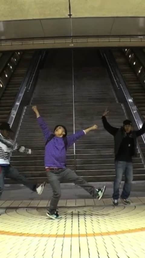 ショーン・エバリストのインスタグラム：「. . . Long story short, my brother @cj_evaristo found an old hard drive full of throwback videos around the time my brother and I started @movement.lifestyle and a little bit before it. This must be about 2008?🤷🏻‍♂️...I think. YouTube was just gaining traction, I was trying figure it out and wanting to share dance outside of the classroom just because I thought it would be cool to dance with your friends who you respect. Also no facial hair for me here, not sure what I’m doing with this purple sweater and a backpack either lol but I do have some solid dunks on at least💎 haha s/o to those that actually know this footage 🙏🏽 I’ll be posting more, much more old footage. Stay tuned:)」