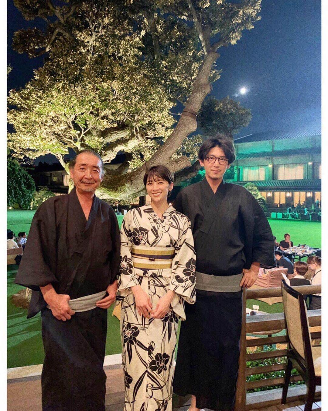 吉田怜香さんのインスタグラム写真 - (吉田怜香Instagram)「イタリアからうって変わって 日本のお盆 🍻 🇯🇵 . 正志が お盆に東京にくるのが 恒例になりつつあるから、今年もみんなで乾杯🎐 #家族写真 #おばあちゃんに送る 月がきれいでいい夜でした 🌕 .」8月17日 10時42分 - reikayoshida_