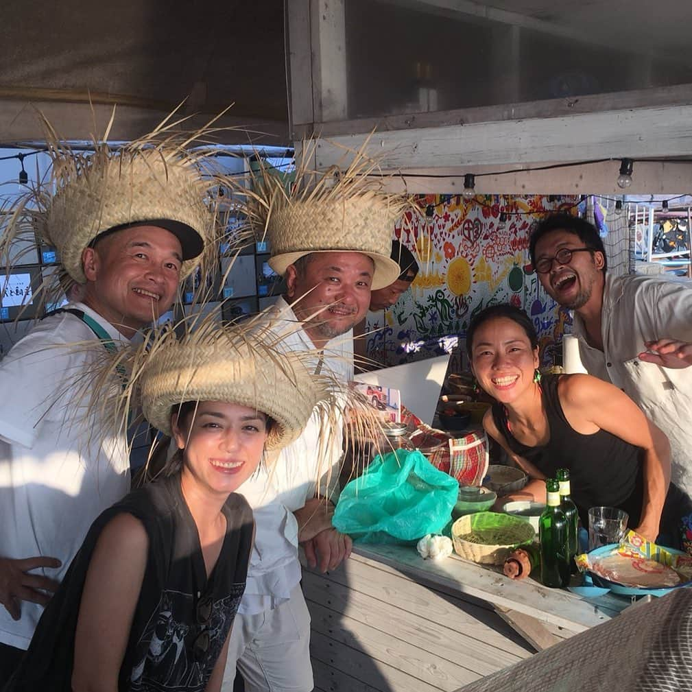 加藤紀子さんのインスタグラム写真 - (加藤紀子Instagram)「今年の誕生日にメキシコ、オアハカを旅した時、「行くならこの人を！」と中原さんに紹介してもらったファミリアツガオカが葉山御用邸裏、一色海岸でオアハカ料理のモレネグロ、オアハカチーズがたっぷり入ったケサディージャ、チョコラテを出すお店をやるよ！と聞いて🏃‍♀️🏃‍♂️ 会えたのも食べられたのも海入れたのも、 夜oasisでスチャダラBOSEさんが出てるイベントまで楽しめて 充実か！な一日となりました🥰 人との出会いは全て、宝ですね🎁  明日までやってます！ お近くの方、オアハカが気になってる方、ぜひに✨  #メキシコ #オアハカ #一式海岸でオアハカ♡」8月17日 21時32分 - katonoriko