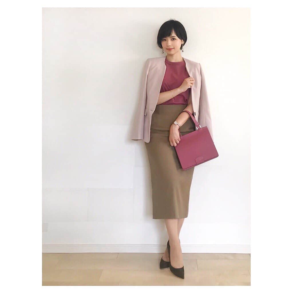 のインスタグラム：「少しずつ 秋の色合いに……💐♥︎ ・ t-shirt. #uniqlou skirt. @allureville_official  jacket. #white #thesuitcompany  pumps. @dianashoespress  bag. #loristella pierce. #objetsayoko  bracelet. #chloe ring. #cuicui ring. #noirdepoupee  watch. #seiko #lukia ・ ピンク×カーキ。このTシャツ×ジャケットの色合わせがとてもすきです😌 ジャケットとインナーは グラデーションになるように合わせると いろんなボトムと合わせやすいと思っています◎ ・ ジャケットをシチュエーションごとにどう使い分けていますか⁇ とよく聞かれるので 集めてみました〜 クライアントと会うときはジャケットを着ますが 全体的に優しい色合いにして あまり威圧感を出さないようにしています(1〜4枚め)。 一方 株主総会や期日のときは 弁護士として信頼感を得られるように ダークトーンや スーツで合わせることが多いです(5〜8枚め)。 ・ ・ ・ #オフィスカジュアル #オフィスコーデ #通勤コーデ #olコーデ #ジャケットコーデ #着回しコーデ @uniqlo #tシャツ #ノーカラージャケット #リネンスカート #allureville #リネンジャケット #チェックスカート #レーススカート #スーツ女子 #ポロシャツ」