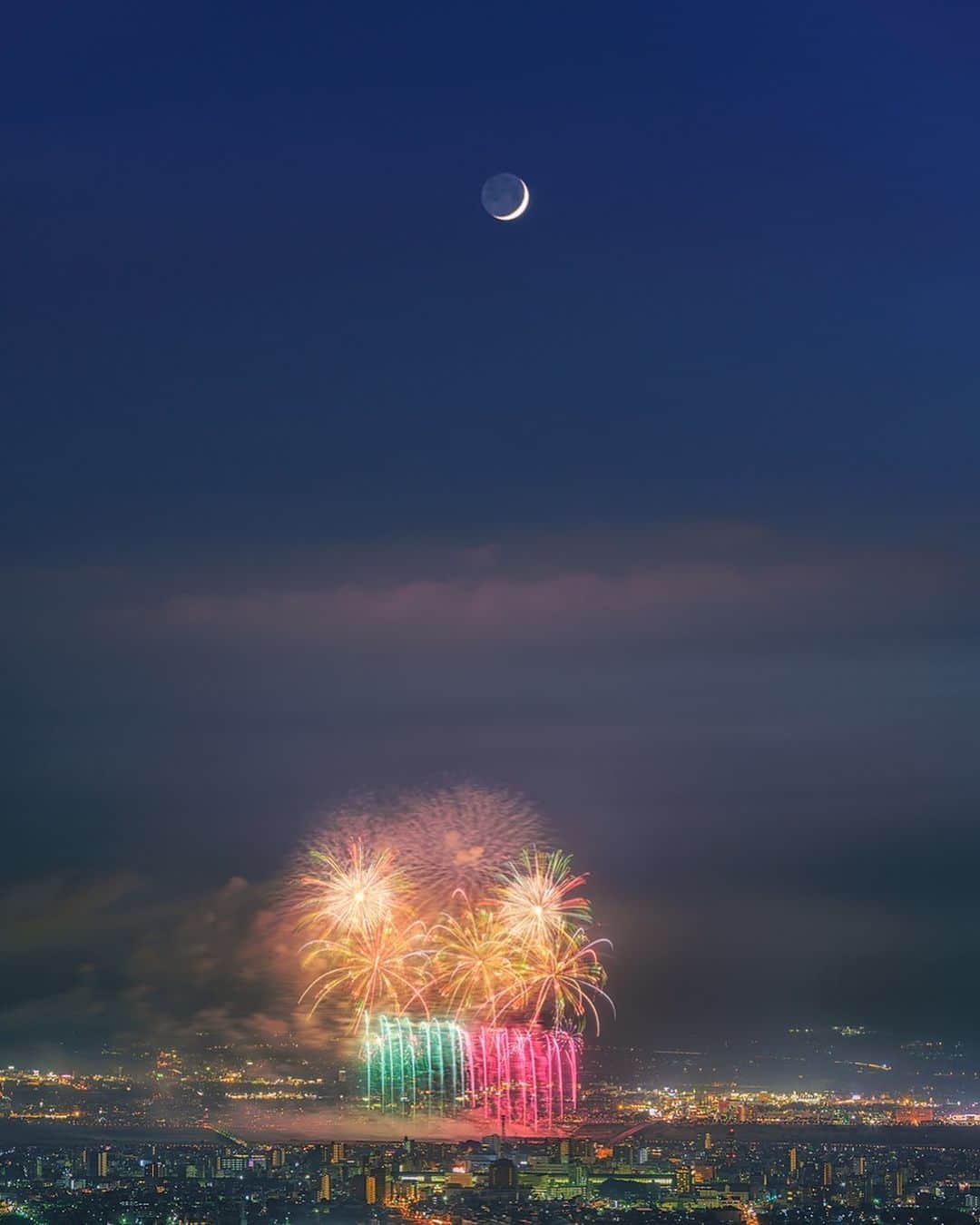 KAGAYAさんのインスタグラム写真 - (KAGAYAInstagram)「三日月の宵花火。 まだ薄明が残る夏の宵、色鮮やかな花火が咲く街。 地球照を抱いた細い月も、天空からにこやかに眺めているようでした。 （先日新潟県長岡市にて撮影） #moon #花火 #長岡 #japan #ig_japan #ig_asia」8月17日 20時03分 - kagaya11949