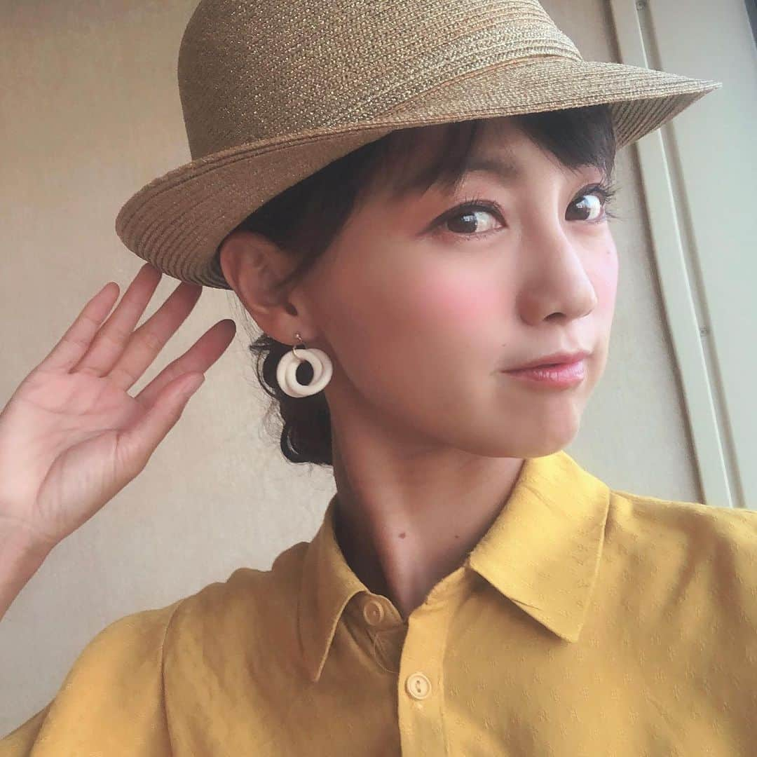 福島和可菜さんのインスタグラム写真 - (福島和可菜Instagram)「最近、ファッションを載せていたので、今日も載せまーす👗  本日はハットスタイルにしてみましたぁ👒 帽子大好きだわぁー🎩❤️ ファッションと言いつつ、全身写真撮ってないー🤣（笑） 暑過ぎだったので長ズボンは履けず…下には柄物のふわっとしたショートパンツを合わせてます👍短パン以外履けない病👖（笑） ハット 5000円 ピアス 500円 シャツ 1500円  今日ももちろんプチプラコーデ✨ ェエエ工ー😳見えなーい‼️‼️‼️と言われたいヤツ😎（笑）  明日は…山梨県で開催されます 🗻健やか樹海ウォーク2019🗻  昨年に引き続き、ゲストウォーカーです🎉 天気も大丈夫そう☀️☀️☀️楽しみだなぁ😍  参加される皆様、よろしくお願い致します🎵  #GOLD #麦わら帽子 #シャツ #forever21 #掘り出し物 #夏 #ファッション #プチプラコーデ #プチプラ #コーディネートはこーでねーと #もはや言いたいだけ #明日は #健やか #樹海 #ウォーク #run #ではなく #walk #短パン生活 #summer #🗻 #✨ #🚶‍♀️ #☀️ #😎」8月17日 20時06分 - fukushimawakana