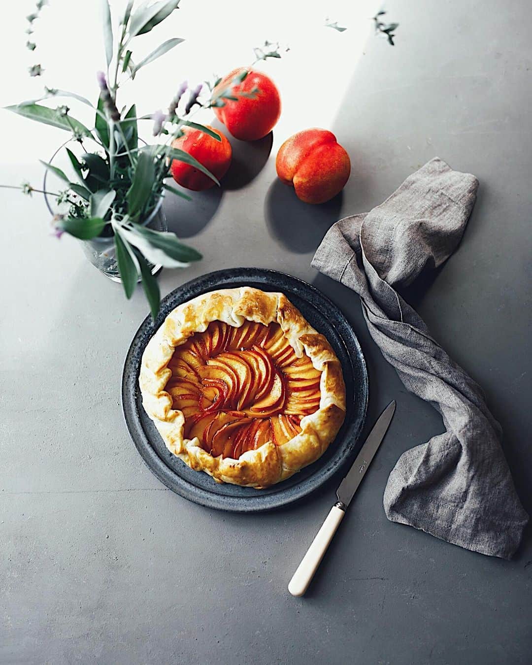 のインスタグラム：「This nectarine and honey galette is the perfect summer dessert.☀️ #nectarine #galette #dessert #baking  ネクタリンのガレット。 パイ生地は、時間のある時にまとめて作って冷凍保存しておけば思い立った時に簡単にお菓子が作れます。 #ネクタリン」