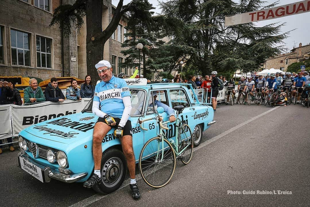 ジャスティン・マッテラさんのインスタグラム写真 - (ジャスティン・マッテラInstagram)「#repost @girodiruota  Era ottobre, un anno fa e Felice Gimondi se ne stava seduto allo stand della @bianchibicycles all'@eroica.cc. Attorno a lui c'erano un numero imprecisato di persone, tutte con un foglietto, una cartolina, un telefonino in mano. Aspettavano confusamente il loro turno, quello per un selfie, un autografo, una parola con lui. C'erano ragazzini e nonni, uomini e donne di tutte le età. Lui era un po' imbarazzato per quella folla, ma a ognuno sorrideva, scambiava una parola, firmava, ringraziava. Tra chi attendeva il proprio turno c'era un signore di una cinquantina di anni con una fotografia in mano. Nella foto non c'era il volto del campione, c'erano un uomo e una donna che si abbracciavano davanti al mare. L'uomo era incerto, guardava la foto, poi Gimondi, poi ancora la foto. Infine si decise e fece un passo avanti. "Può farmi un autografo?". Il campione sorrise, annuì. Prese in mano la foto e si stupì di non trovare né una bici, né la sua immagine. Guardò il signore senza dire niente, come sospeso in una domanda che non osava fare. "Sono i miei genitori. Erano suoi tifosi. Mi hanno dato il suo nome, mi chiamo Felice". Gimondi lo fissò con uno sguardo quasi paterno. Rimase qualche secondo in silenzio. "Mi spiace per i suoi genitori", fece. Riguardò la foto, l'autografò, tornò a fissare il signore. Sorrise. "Anche perché se avessero tifato Eddy avrebbero gioito di più". Si strinsero la mano, non si dissero altro. Il campione si dedicò agli altri tifosi, mentre Felice lo guardava contento di aver conosciuto l'uomo di cui portava il nome. Il padre di Felice era coppiano, la madre bartaliana. Il loro primogenito lo chiamarono Gino, le donne vincono sempre. Il secondo venne battezzato Fausto. Dopo arrivò Ada. Poi per sei anni niente. "Infine sono arrivato io, l'unico per cui mio padre e mia madre non litigarono per il nome". Felice è nato nel 1966, dieci mesi dopo la vittoria del Tour di Felice, il campione. "Per la prima volta i miei genitori avevano trovato un corridore da tifare assieme. Sono convinto che se non ci fosse stato Gimondi io non sarei nato, si sarebbero fermati ad Ada". (la foto è di @guidorubino)  #gimondi #felicegimondi #cicl」8月17日 20時13分 - justineelizabethmattera