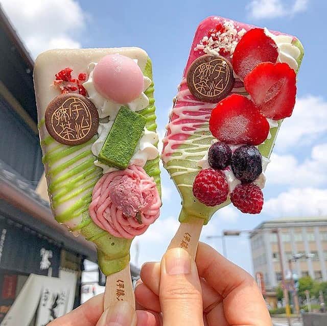 のインスタグラム：「.⠀⠀ 【#uwasa_京都】⠀⠀ 京都・JR宇治駅前店にある「伊藤久右衛門」をご紹介🎉✨⠀⠀ 伊藤久右衛門は、抹茶スイーツや宇治茶を商うお茶屋さんです🍵💫 お写真は、期間限定で発売されている「抹茶パフェバー」🍦💗 京都・宇治でしか食べられない「伊藤久右衛門の抹茶パフェ」が、食べ歩きにもピッタリなアイスバーに😳🌈 宇治抹茶の豊かな味わいをそのままパフェにした「抹茶パフェバー」は、味はもちろん見た目の華やかさも魅力です😋🎶⠀ ＊⠀ 伊藤久右衛門👉(@itohkyuemon )⠀ ＊⠀⠀⠀⠀⠀⠀⠀⠀⠀ ↓素敵なアカウントはこちら⠀ [photo by:@happy_pinkrose_tiara]⠀⠀ ＊⠀⠀⠀⠀⠀⠀⠀⠀⠀⠀ <<✏️=========================>>⠀⠀⠀ グルメに関する素敵なお写真を⠀⠀⠀ 厳選してご紹介しています📷🌈⠀⠀⠀ 【 @uwasa_gourmet 】 or 【 #uwasa 】⠀⠀⠀ をタグ付けであなたの投稿が⠀⠀⠀ Instagramや記事で紹介されちゃうかも👀🎉⠀ 皆さんの素敵なご投稿お待ちしています🌸⠀⠀⠀⠀ <<=========================🔎>>⠀ ＊ #京都 #京都カフェ #京都グルメ #京都スイーツ #伊藤久右衛門 #抹茶 #カフェタイム #カフェ #cafe #カフェ巡り #カフェ部 #アイス #アイスクリーム #アイスキャンディー #matcha #スイーツ部 #パフェ #フォトジェニック #パフェ部 #かわいい #和カフェ #抹茶好きな人と繋がりたい #食べ歩き #抹茶スイーツ #カフェスタグラム #インスタ映え #スイーツ」