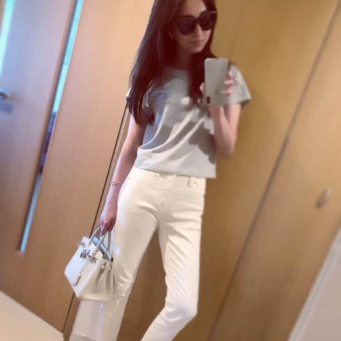 阪井あゆみさんのインスタグラム写真 - (阪井あゆみInstagram)「Today's coordinates. #ootd 🕶#bottegaveneta 👚 #aritzia 👖 #yanuk 👜  #helmes  シンプルコーデは定番の好きなスタイルだけど、今日の猛暑都内にはパンツは暑かった🐙♨️汗だく💦 #熱中症にきをつけてくださいね」8月17日 20時15分 - ayumisakai0121