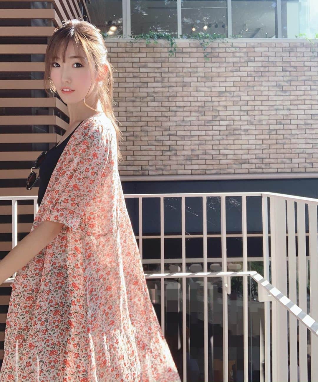 美波千夏さんのインスタグラム写真 - (美波千夏Instagram)「お盆休みおーわり！ 太陽の光が強いところだとアプリで盛れすぎちゃうんだけど、ごめんなさいね。 . . ワンピースを羽織りで着てみたよん。かわゆい。@u_dresser です。 . . . . . . #ootd #プチプラコーデ #韓国ファッション #ワンピース #ポニーテール」8月17日 20時21分 - chinatsu_minami