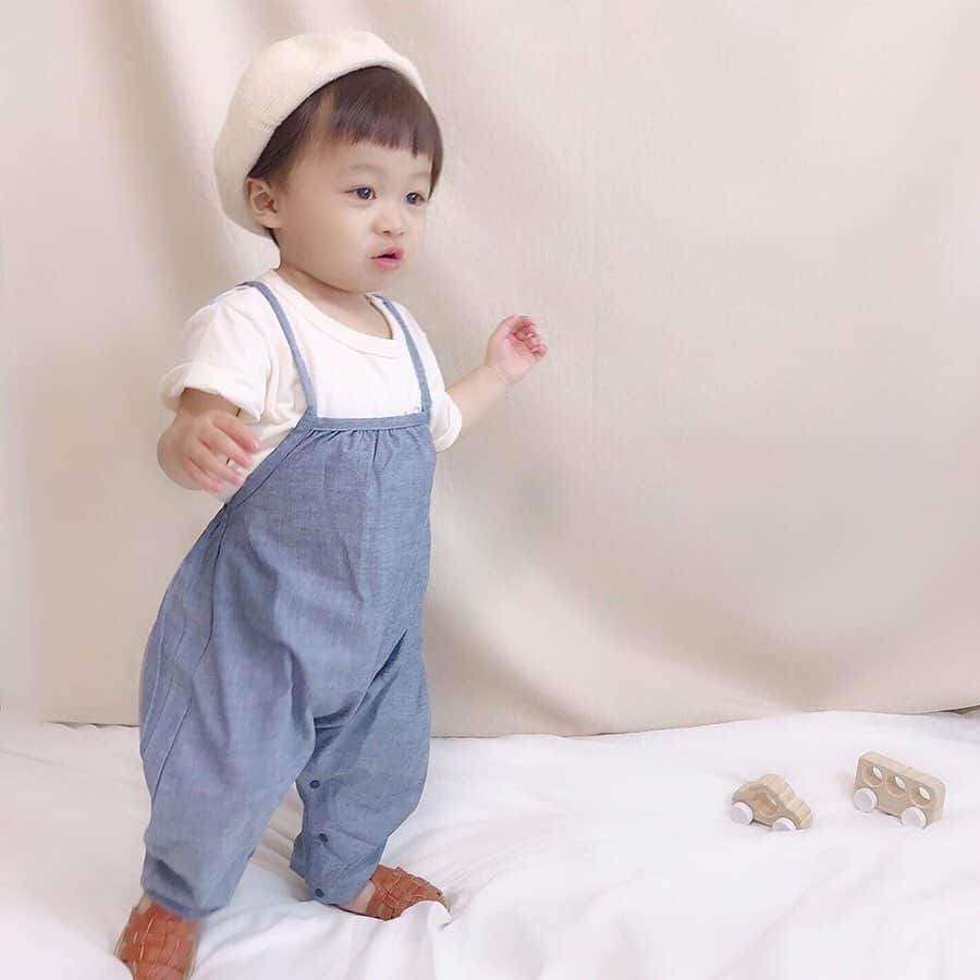 かわいいベビー服・子供服Babychuさんのインスタグラム写真 - (かわいいベビー服・子供服BabychuInstagram)「【再入荷📣サルエルサロペット/ベビーサイズ👶❤】 . べびちゅオリジナル🌈サルエルサロペット/ダンガリーネイビー🌈 . 大好評につき、再入荷希望をたくさんいただいておりました💚70-80サイズ💚 先ほど入荷いたしました～！👏🌟 . とってもかわいいぷっくりフォルム🎵 おむつのおしりもすっぽり包みこんでくれます😉🌷 . 着心地や素材にこだわったLOOPSサロペット、はじめてのお洋服としても大人気😍 . 出産祝いに人気のベビーサイズは、今のうちにGETしておいてね❗ . プロフィール欄のURLからチェックしてね✔ . . #ループス #loops #ループスコーデ #サロペット #サルエル #べびちゅサロペ #べびちゅ #babychu #ig_kidsphoto #ig_babyphoto #かわいい #子供服 #ベビー服 #親バカ部 #女の子 #男の子 #娘 #息子 #赤ちゃん #ベビーコーデ #キッズコーデ #ベビーファッション #キッズファッション #出産祝い #baby #babychujp」8月17日 20時23分 - babychu2014