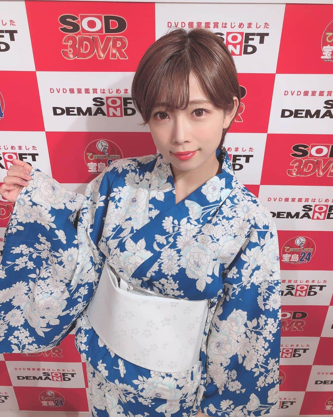 紗倉まなさんのインスタグラム写真 - (紗倉まなInstagram)「今年初浴衣👘﻿ 寒色系の服はやはり凄く好きです。﻿ ﻿ そして暑い中お越しいただいた皆様、﻿ 本当に本当にありがてぃーございました！﻿ 完売、嬉しかったなぁ。﻿ ﻿ 明日のイベントもよろしゅうお願いします🤲﻿ ﻿ ﻿ #1枚目の写真﻿ #またおばさんっぽいって言われちゃうかな﻿ #どうも26歳のおばさんです﻿ #秋葉原イベント﻿ #SODBOX ﻿ #softondemand﻿」8月17日 20時25分 - sakuramanateee