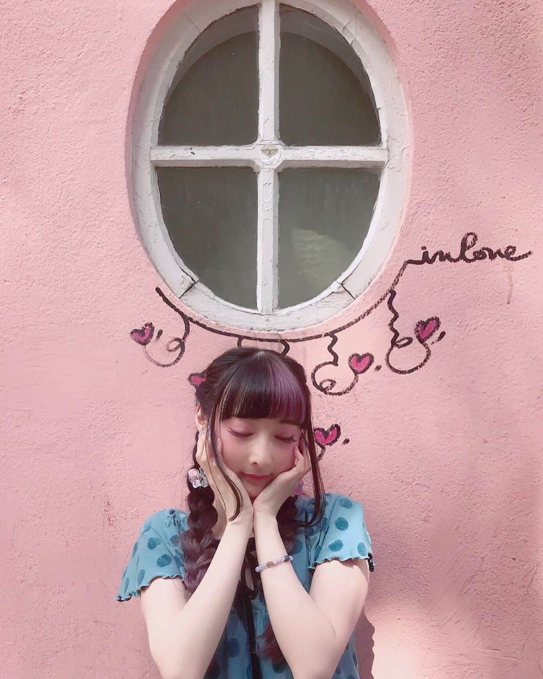 のインスタグラム：「𝒾𝓃𝓁𝑜𝓋𝑒❤️ . . So many beautiful spots in Paris, I have too many photos😩💕✨パリやっぱりきれいよね〜😩💕✨ (📸 by @miladeblois ) . . 👉🏻#rinrinparis #rinrinfrance . #rinrindoll #ファッション #旅行 #夏 #おしゃれ #コーデ #撮影 #モデル #今日のコーデ #paris #パリ #travel #summer #summerootd #夏コーデ #harajuku #原宿 #lamaisonrose #pink #ピンク #ruedelabreuvoir」