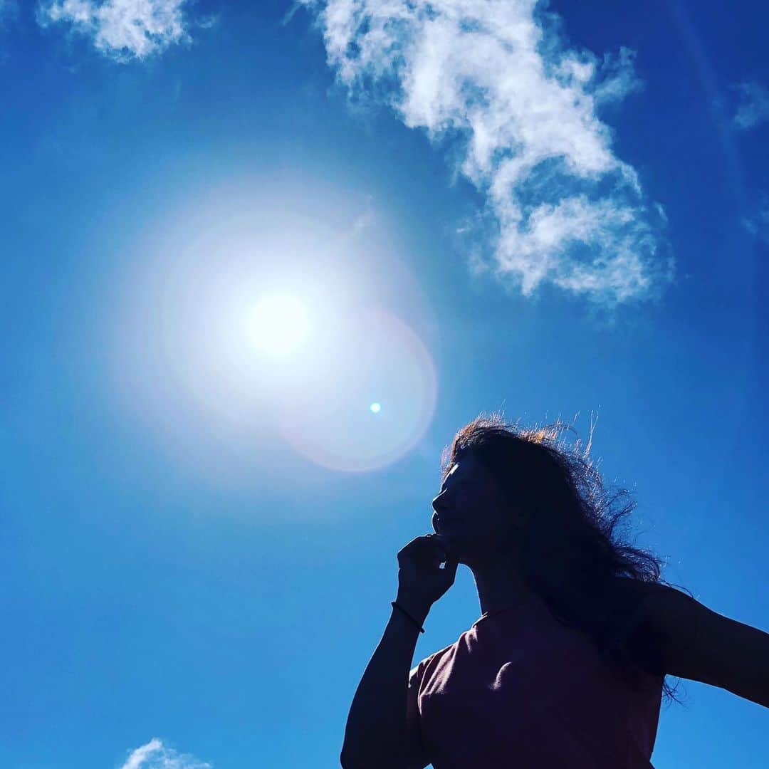 間々田佳子のインスタグラム：「太陽から素晴らしいエネルギーをいただきました💕  #間々田佳子  #表情筋研究家」