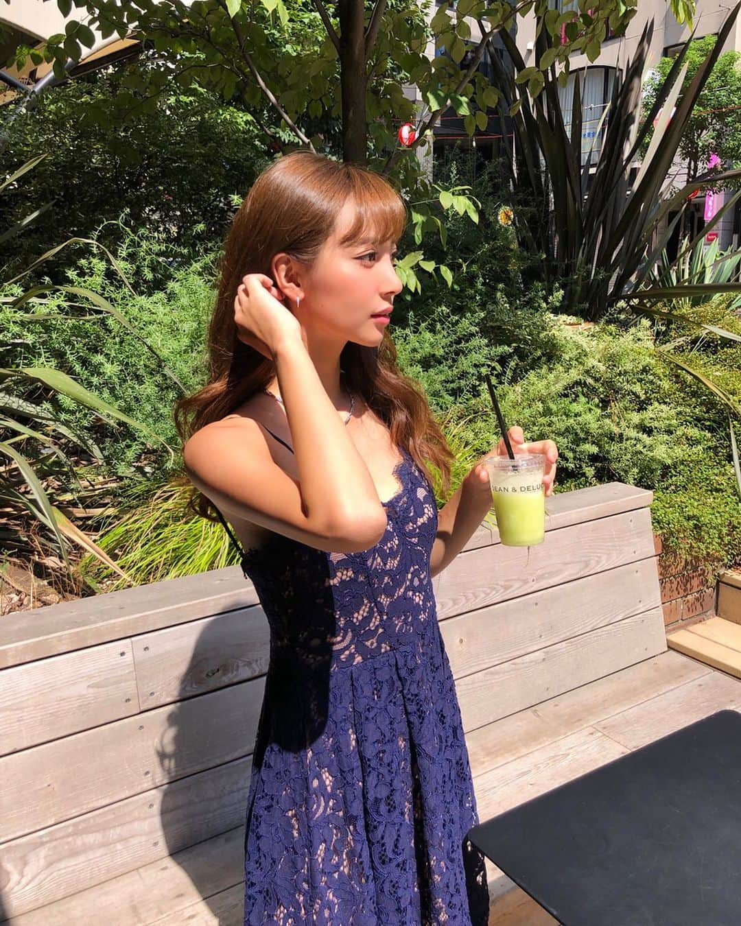 岡部あゆみさんのインスタグラム写真 - (岡部あゆみInstagram)「今日の朝活🥤🌞 女同士 色んな話で盛り上がった☺︎ * アクセは全て プラチナジュエリー プラチナは一生輝きが衰えない 錆びない✨ 特に夏は汗をかくので 大活躍です! . 朝活の後は葉山へお昼ご飯を食べに行きました🚗 皆様も素敵な週末をお過ごし下さい^ ^ * #朝活 #女子会 #カフェテラス #プラチナ #プラチナジュエリー #一生モノ #日焼け肌 #黒焦げ #メロンジュース」8月17日 20時36分 - ayumi_okabe