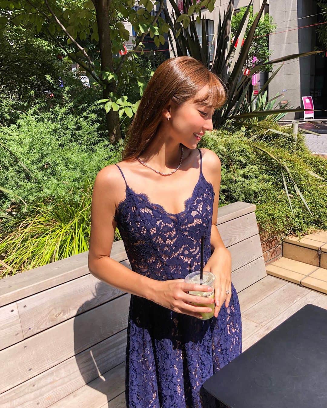 のインスタグラム：「今日の朝活🥤🌞 女同士 色んな話で盛り上がった☺︎ * アクセは全て プラチナジュエリー プラチナは一生輝きが衰えない 錆びない✨ 特に夏は汗をかくので 大活躍です! . 朝活の後は葉山へお昼ご飯を食べに行きました🚗 皆様も素敵な週末をお過ごし下さい^ ^ * #朝活 #女子会 #カフェテラス #プラチナ #プラチナジュエリー #一生モノ #日焼け肌 #黒焦げ #メロンジュース」