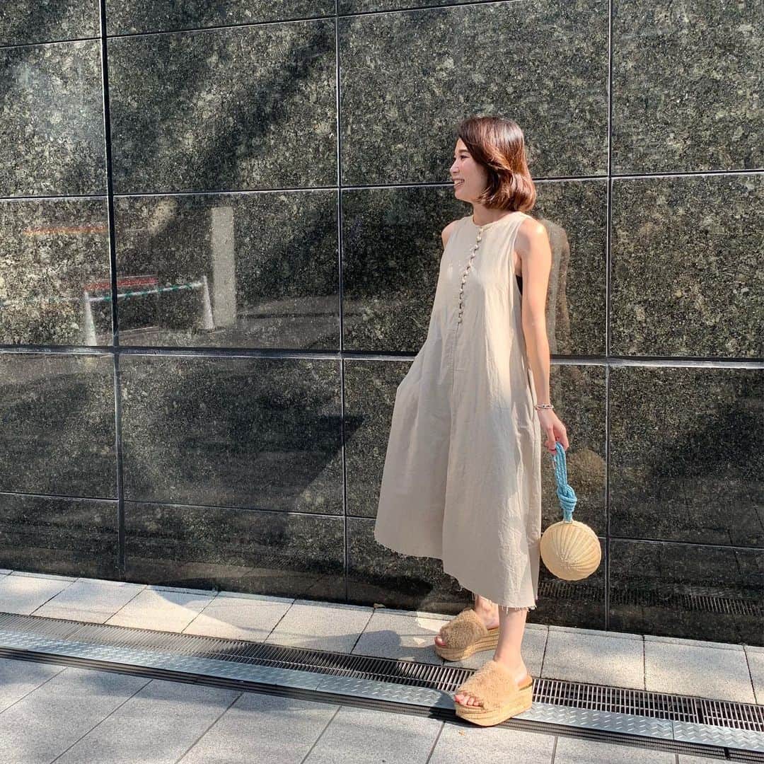liiiiche23のインスタグラム：「・ ・ 小物を変えましたバージョン👗 アウトレットで 奇跡の出会いをしてしまった カミーユのモコモコ🐑💙 カミーユは3色目になってしまったけど 可愛すぎて😂❣️ww ・ ・ #code #coordinate #fashion #outfit #ootd #outfitoftheday #dailylook #dailylook_japan #instafashion #instalook #instagood #machatt #ワンピース #chloe #chloeshoes #chloesandals #manimaris #フルムーンバスケット」