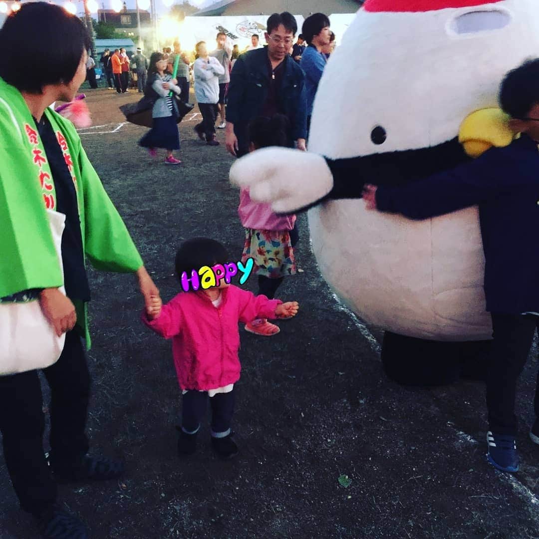 鈴木貴子さんのインスタグラム写真 - (鈴木貴子Instagram)「鶴居村のつるぼーはやっぱり愛されてます💓 人見知り気味の我が家のまんぷくちゃんも、つるぼーには むぎゅーーーっとハグ🤗してました！  鶴居の仮装盆踊りは今年も大賑わいでした！！、」8月17日 20時44分 - _takako.suzuki_