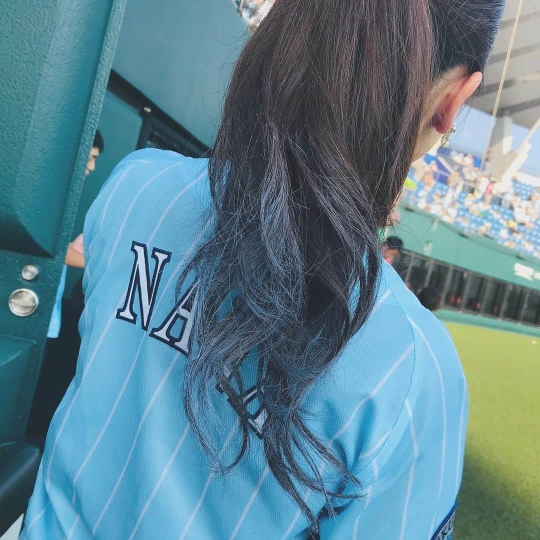 渡邊菜々さんのインスタグラム写真 - (渡邊菜々Instagram)「・ 明日も#若鷹夏祭り です💙⚾️ 今日少し毛先ワックスで水色にした😂 最後の写真を是非とも見て欲しいです笑 スーパーサイヤ人がいます笑 明日は肩にかけてるタオルもらえまっす︎☺︎♥ そして毎度毎度お世話になってる @qpu_fukuoka ☺︎ タマスタ終わったらまた駆け込みます💗 ・ #315#最高#instalove #softbankhawks#sbhawks  #sbh#筑後#筑後船小屋#タマスタ #タマスタ筑後#タマスタdj#djなな #筑後おいでよ！#若鷹#鷹の祭典#鷹ガール #渡邊菜々#わたなな#⚾️#🌻#💙 #あと少しで#会えるんだ#頑張れるってよ #qpu#qpufukuoka#小顔矯正#小顔になりたい」8月17日 20時37分 - watanana1225