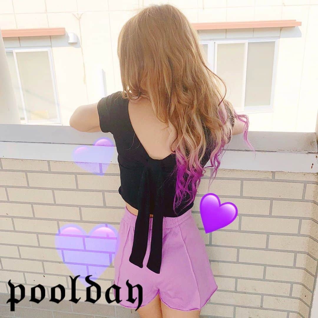 アンジェリカのインスタグラム：「♡ 💜👩‍🎤code👩‍🎤💜 . ♡風で髪の毛くしゃくしゃ。笑♡ .  #pool #ファッション #コーディネート #紫ヘアー #ribbon #backstyle #エクステ #anap #purple #いいね返し」
