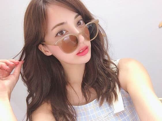 眞木美咲パメラさんのインスタグラム写真 - (眞木美咲パメラInstagram)「🐊 . My new sunglasses❤️ It fits on me perfectly!! Tokyo is burning hot X( Im flying to Kyushu today for work,and hopely its cooler there💦 . 気に入ってる新しいアイウェア🥽 @tres.jewelry 絶妙な色がかわいすぎる♡ 暑すぎるからサングラス必須だねー💦 ワンピースも新しいの！  @holidayandholiday_official  ベルトとリボンがかわいい🎀 . .  最近また美容に目覚めて毎日せっせといろいろ磨く日々💠 毎月行ってる リリーオン @rillee_on でソニックフィットを受けてきました💖 気になってたほうれい線とマリオネットラインしっかり引き上げてもらってきました！ ソニックフィットやったあとはみんなに顔ちっちゃくなったねって言われて幸せ🍬 桃ちゃんのブログにもわかりやすく書いてあるよ😚 . 渋谷と銀座にお店があります✨ なかなか予約取れないからいつも二ヶ月前に予約してたんだけど17日に銀座にもう1店舗OPENするそうなのでちょっとは詰めて通えるかな？♡ . 今から西の方へ飛びます✈︎聞気温同じくらいかな？ . #ソニックフィット #リリーオン #美容 #小顔 #銀座 #渋谷 #sunglasses #eyewear #tresjewerly #holidayandholiday」8月17日 20時42分 - pamypamypamy