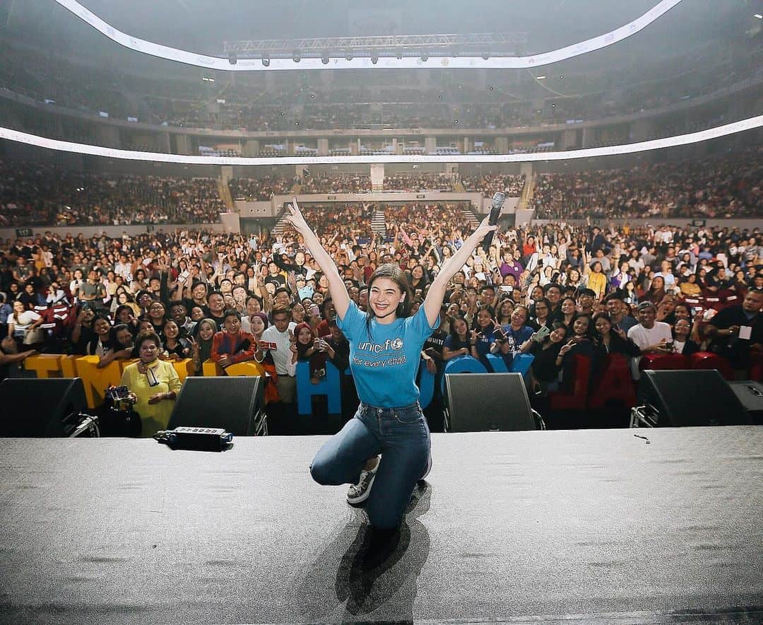 アン・カーティスのインスタグラム：「Gave a talk at the Global Youth Summit today sharing what I and @unicefphils believe in - the importance of creating and having  a safe space for children and youth in communities. Thank you to the 13,000 attendees who listened and took down notes! Yep, I see all your tweets. Excited for all of you! Remember, you guys are the future and have the power to make a difference in your own little ways. Even more so when you work as a group and community! Team work makes the dream work! I have faith in all you! God Bless your hearts!!! May you all be champions for children! 💙 Thank you @officialsmcares and  @globalpeacefoundation for having me as a speaker today. #GYS2019」