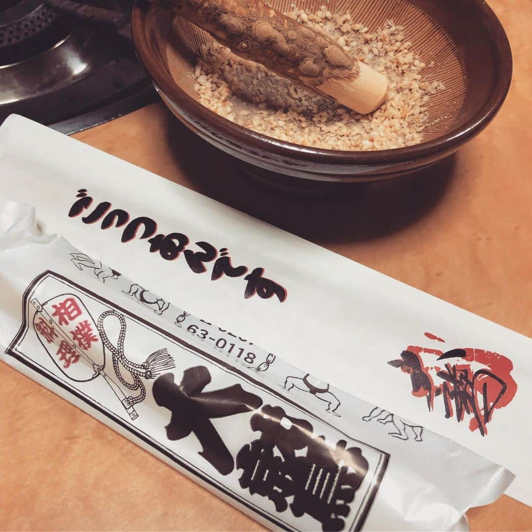 青木瀬令奈さんのインスタグラム写真 - (青木瀬令奈Instagram)「今週は毎日大鷲ちゃんこ🍲❤️ 私が生まれる前から祖父母が来ていたり、私自身も小学生の時から家族でよく来ているちゃんこ屋さん❤️ #大鷲  #大鷲ちゃんこ  水曜日は前夜祭帰りに寄って、木曜日は女将さんとお店の外から花火を見て、金曜日はお祝い会をして、土曜日はまた今度会？をしました❤️笑 そういえば木曜日の集合写真撮るの忘れた😅😱 木曜日は福山恵梨、吉野茜、内山久美、ひろちゃん(久美旦那)と決起集会しました👀⛳️ こうして小さい時から通ってたお店に仲間たちが沢山来てくれてとっても嬉しかったです🥰❤️ みんな本当にありがとう🙏🌸 めっちゃ笑ったし最高に楽しい時間でした🤣🤣❤️ また来年も誘うので良かったら来てください☺️❤️w ちゃんこパワーで明日も頑張ります💪💫 #loveandthankyou  #長野のお父さんお母さん  #感謝」8月17日 20時53分 - serenaaoki_official