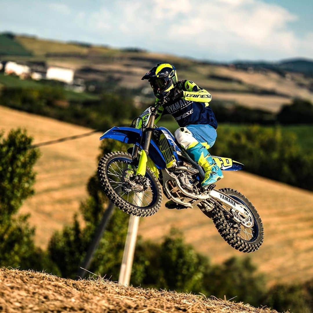 バレンティーノ・ロッシさんのインスタグラム写真 - (バレンティーノ・ロッシInstagram)「Training at the MotoRanch MX Park with the @vr46ridersacademyofficial 📸 @camilss」8月17日 20時46分 - valeyellow46