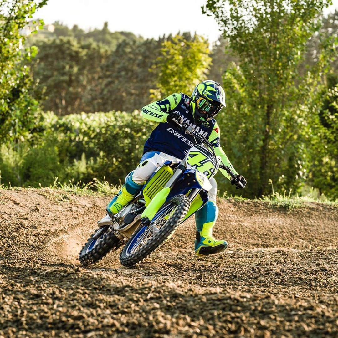 バレンティーノ・ロッシさんのインスタグラム写真 - (バレンティーノ・ロッシInstagram)「Training at the MotoRanch MX Park with the @vr46ridersacademyofficial 📸 @camilss」8月17日 20時46分 - valeyellow46