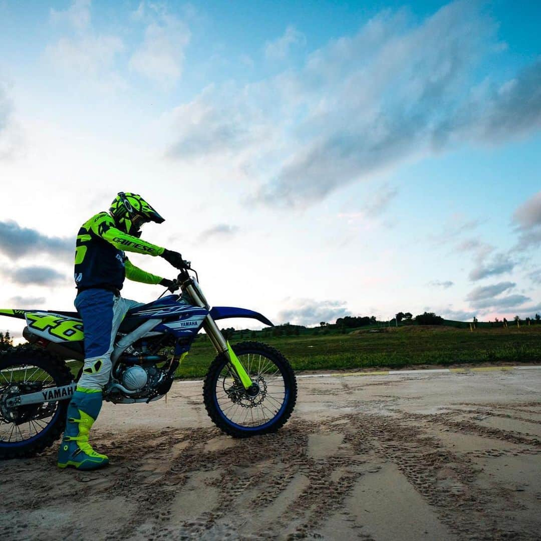 バレンティーノ・ロッシさんのインスタグラム写真 - (バレンティーノ・ロッシInstagram)「Training at the MotoRanch MX Park with the @vr46ridersacademyofficial 📸 @camilss」8月17日 20時46分 - valeyellow46