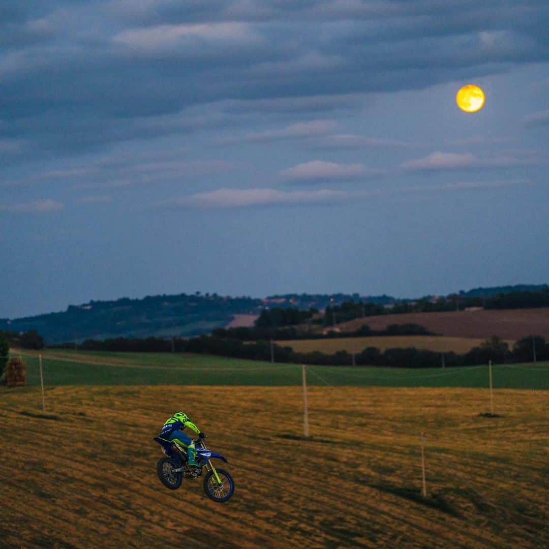 バレンティーノ・ロッシのインスタグラム：「Training at the MotoRanch MX Park with the @vr46ridersacademyofficial 📸 @camilss」