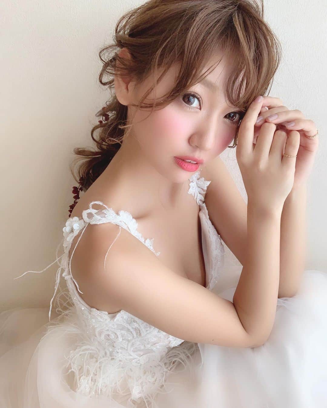 いっちゃん/嶋津 いつみのインスタグラム：「. . お盆休みにかまけて 投稿サボってた奴ここです✋🏻←そっと。 . . . . . しかも絶対太った…💔絶望 . . . 来週はドレスのお仕事ばっかりなので とりあえず今日からは 食べません😑💦💨💨💨 . . . . . #関西  #関西サロモ  #サロンモデル #サロモ #いっちゃん  #フリーモデル #関西モデル  #あざといっちゃん #かわいっちゃん #いっちゃんコーデ #ブライダルモデル #アレンジモデル #ヘアカラー  #ヘアアレンジ #ootd #撮影依頼受付中 . . . . . . . .  8月9月のお仕事依頼受付中です🧚🏻‍♀️💜 . .」