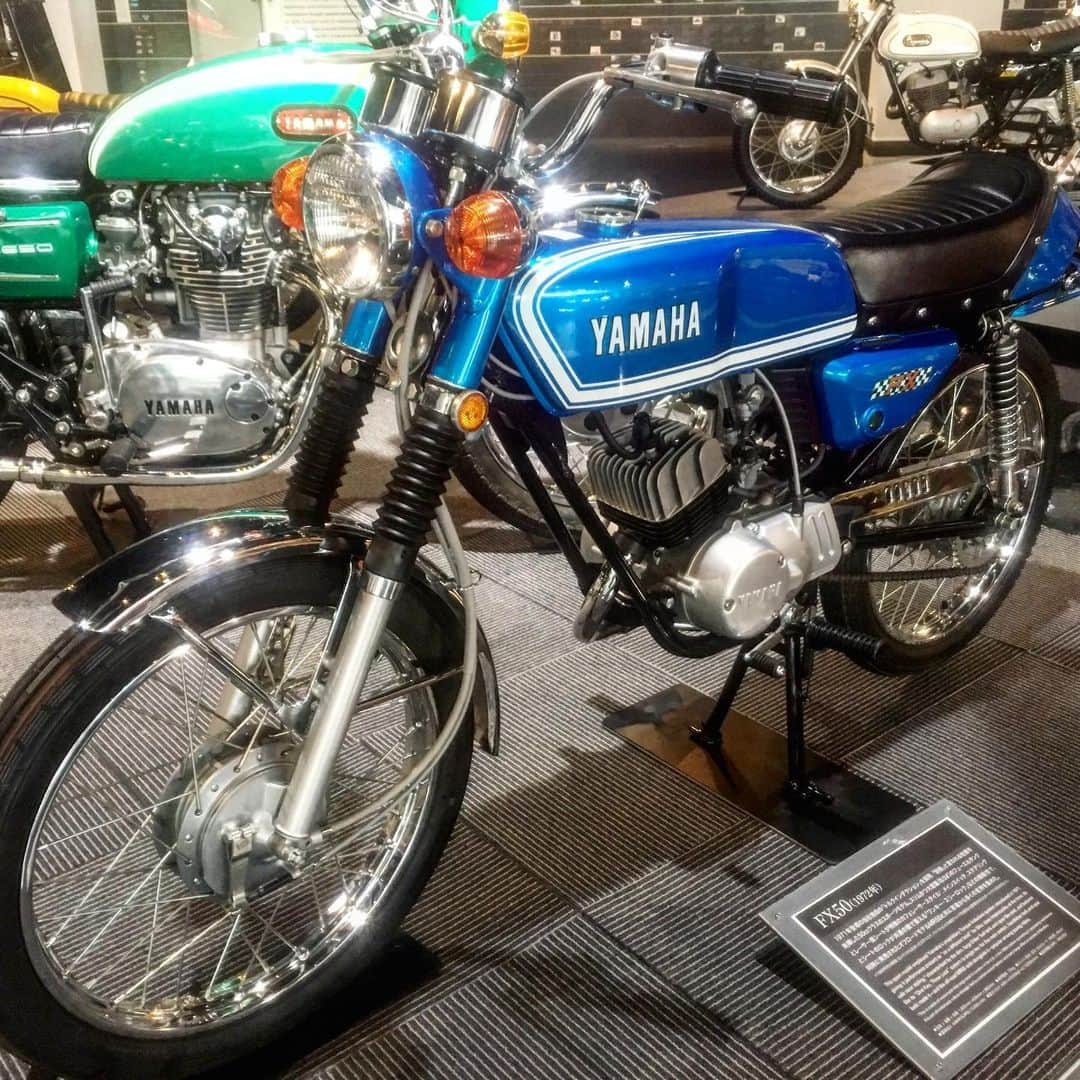 のインスタグラム：「＼正解発表／ヤマハバイクヒストリークイズ第8回への参加ありがとうございました！  さて、第8回クイズの正解は…FX50(1972年)でした！ . . ———————————————— 1971年登場の当社独自の「トルクインダクション」を採用、「別格」と言われる性能を発揮した50ccクラスのスポーツモデル。スリムかつ大容量（8.0ℓ）のフューエルタンクとレザー風シートが特徴のカフェレーサースタイル、メインスイッチ、ステアリングとシートのロックか共通の鍵で扱える「ワンキー・スリーロック」などの機能性で、同時に発売されたオフロードモデルMR50と共に若者から多くの支持を集めた。 ———————————————— . . 今回は少々難易度が高かったでしょうか？🤔こちらFX50は、実は二年間しか市場で販売されなかった、とても希少価値の高いバイクなんです😳「バタフライブルー」と呼ばれる鮮やかな青色には目を引かれてしまいます🥺🦋 それでは第9回をお楽しみに！明日が最終回でございます✨  #ヤマハバイクヒストリークイズ #FX50 #原付 #カフェレーサー #50cc #ヤマハ #ヤマハが美しい #ヤマハの歴史 #コミュニケーションプラザ #クラシックバイク #yamaha #yamahamotocycle #history #communicationplaza #classicbike #classicmotorcycle #instamoto #yamahastagram」