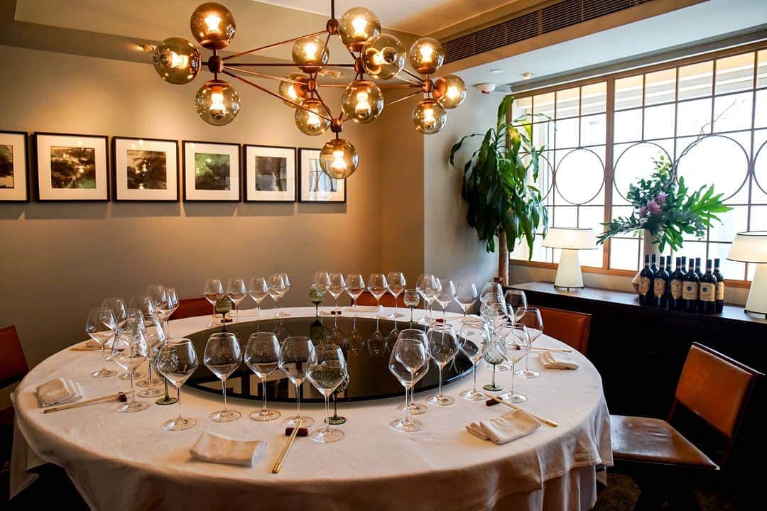 のインスタグラム：「Michelin Guide listed Cantonese fine dining in the Central area @duddellshk. Recommended by @hkclass. . . . #herenowcity #wonderfulplaces #beautifuldestinations #travelholic #travelawesome #traveladdict #igtravel #livefolk #instapassport #optoutside #都爹利會館 #discoverhongkong #igershk #unlimitedhongkong #insidehongkong #discoverhk #香港 #duddellshk」