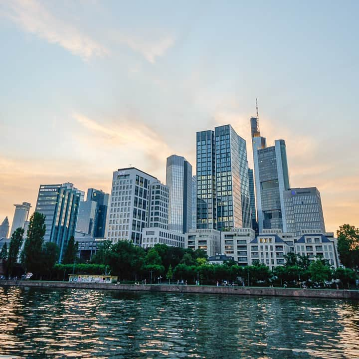 ルフトハンザさんのインスタグラム写真 - (ルフトハンザInstagram)「An impressive skyline often compared to another – With the Main in the forefront and the skyscrapers towering high in the background it's no wonder Frankfurt is often referred to as 'Mainhattan'. #Lufthansa #FlyToFrankfurt」8月17日 21時01分 - lufthansa