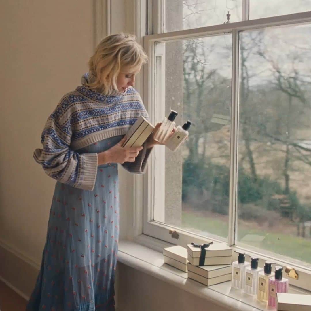 Jo Malone Londonさんのインスタグラム写真 - (Jo Malone LondonInstagram)「Poppy Delevingne knows a thing or two about packing light… #FragranceCombining #ScentPairing #JoMaloneLondonGirl」8月17日 21時01分 - jomalonelondon