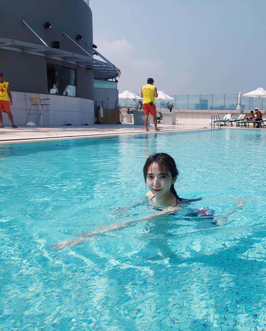 平木愛美さんのインスタグラム写真 - (平木愛美Instagram)「熱〜い夏なので昨夜に続いて涼しいpool shotを！📸 . #愛美ふく 🦖🍉🦕🍊💞 . 露出が控えめ、で着やすい。（思いっきり泳いでも（泳げないけど）、スライダー乗っても気にせずいられる🏊‍♀️） ＆一目惚れする可愛さ！ を大切に私は水着を選ぶのですが . 水着ってきゅんとして可愛くって ほんとは露出とかもそんなに気にせず、見るだけでも満たされる可愛い色んな水着が個人的には好きなのですが…なかなか現実では自分は着れず！ . この水着は、洋服のロンパースのように着れて ボトムのラインもショーパンみたいに余裕があって🧡🧸 これは大人も長く使えそう。 と思って一目惚れした @nagonstans_official の水着！  そうかと思えば背中はわりかしあいていて、程よくバランスのよい肌見え感。  他にはないアートが、色んなカラーが詰め込まれていて。可愛いいいいい。 春くらいにはお買い物してて早く着たかったんだーー♡ . 私のそんな"カラー"が好きな 夏のカラーコーデがWEBメディア #toplog にて記事にして頂いております。 よければチェックしてみてください🌞  気付けば色が好きで。色んな"色"を取り入れたコーデを日々しがちです。」8月17日 21時12分 - manamihiraki